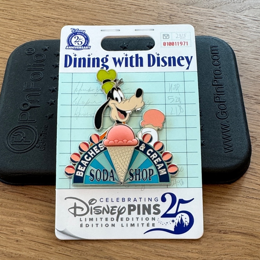 Disney Pin - Dining with Disney - Goofy Beaches & Cream Soda Shop